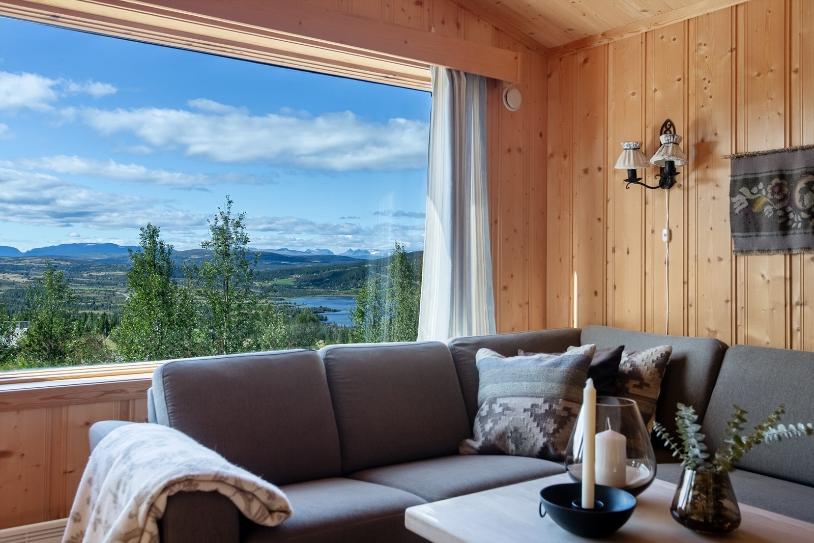 De store vinduene gir en fantastisk utsikt utover området og inn i Jotunheimen. Galleribilde