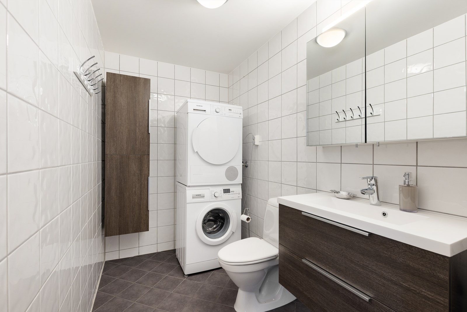 Det er to baderom i boligen som ligger i hver sin etasje. Begge baderommene er fra 2008 med ny innredning i 2017. Galleribilde