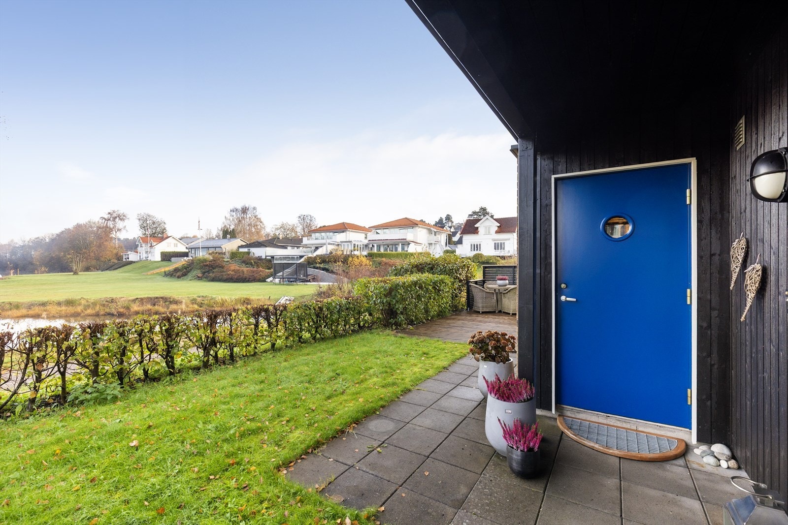 Kanalhuset ligger idyllisk til på holmen, med flotte uteplasser i begge etasjer og fint overbygget inngangsparti. Galleribilde