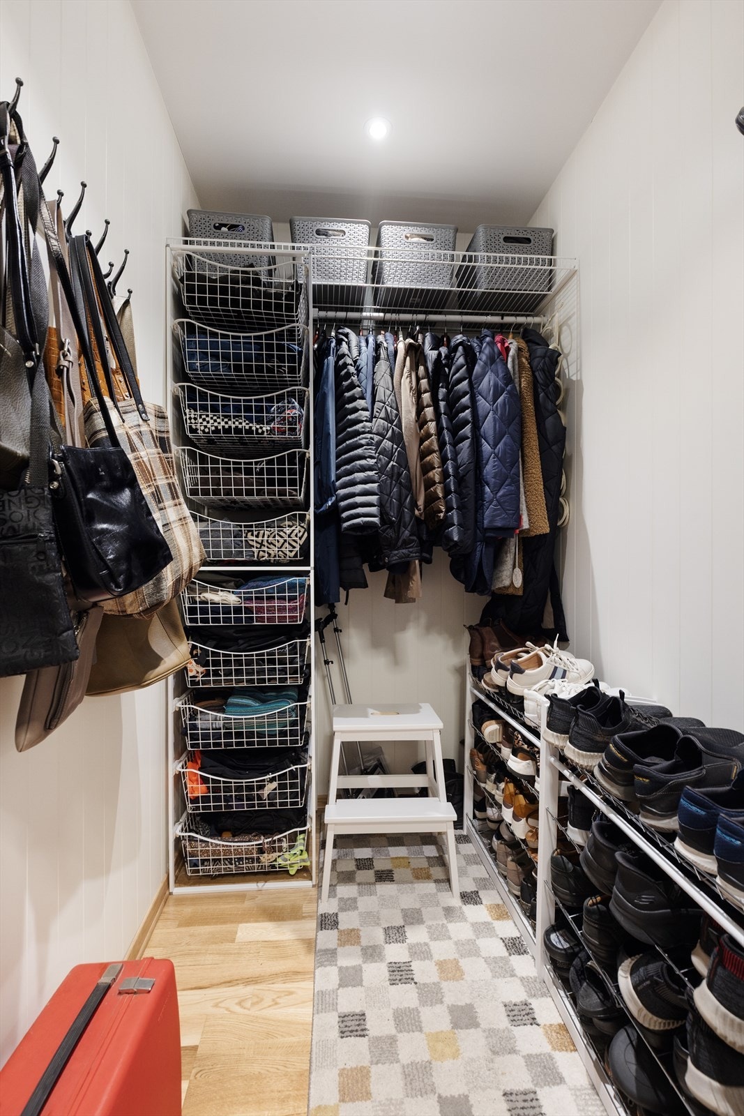 Tilliggende entré er det praktisk bod/ garderoberom som gir ytterligere oppbevaringsplass med kurver- og oppheng til ytterklær. Galleribilde