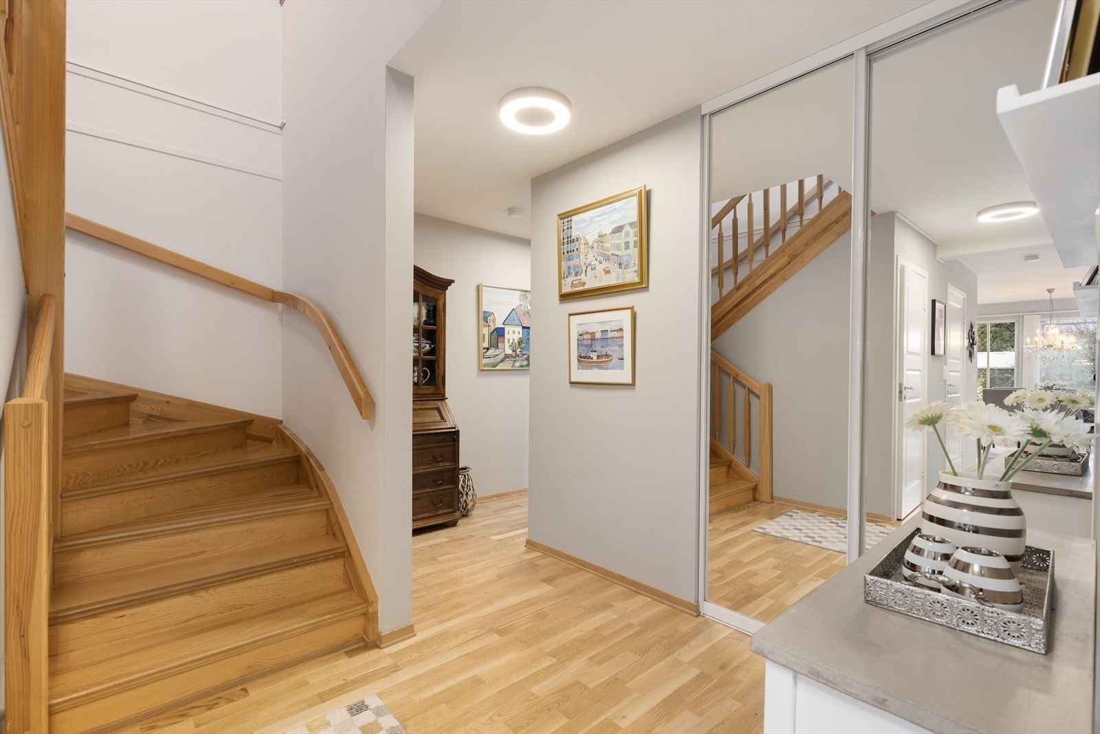 Fra entré kommer man inn til gangareal med skyvedørsgarderobe med speilfronter som gir fin oppbevaringsplass. Galleribilde