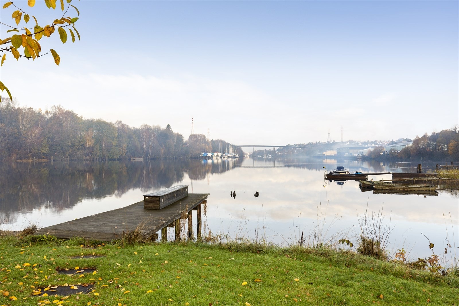 Borettslagets tomt er pent opparbeidet med gressplen og diverse beplantning, samt asfalterte internveier. Galleribilde
