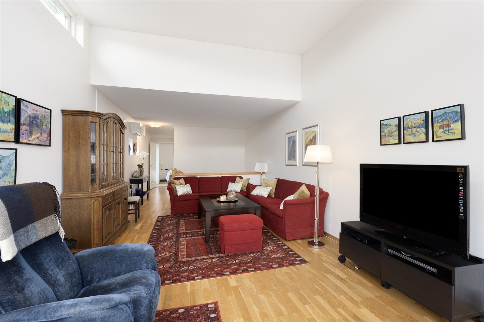 Stuen er lys og fin med god plass til sofagruppe. Galleribilde