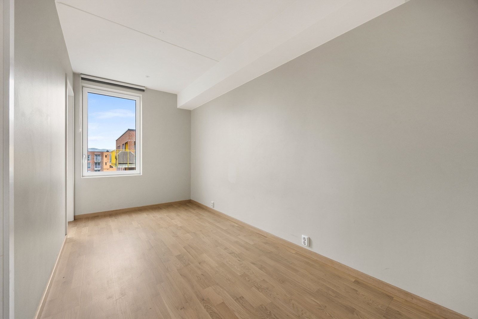 Lysmalte vegger gir rommet en behagelig atmosfære. Galleribilde