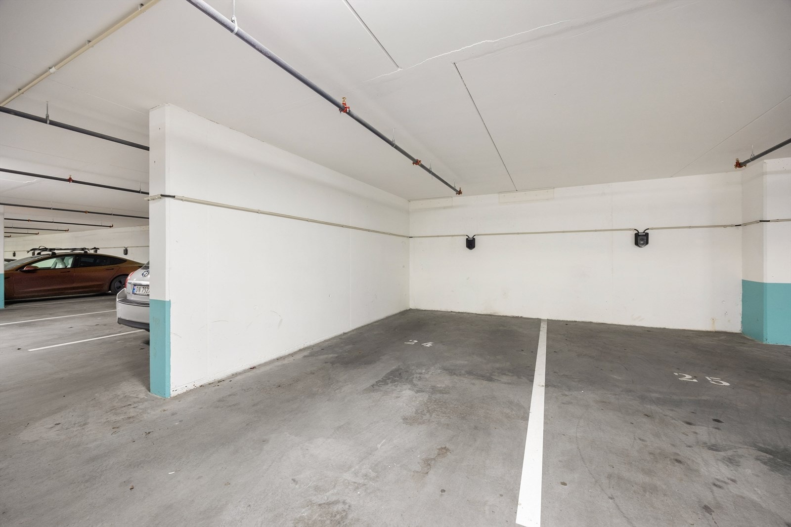 Garasjeplass i felles garasjeanlegg. Galleribilde