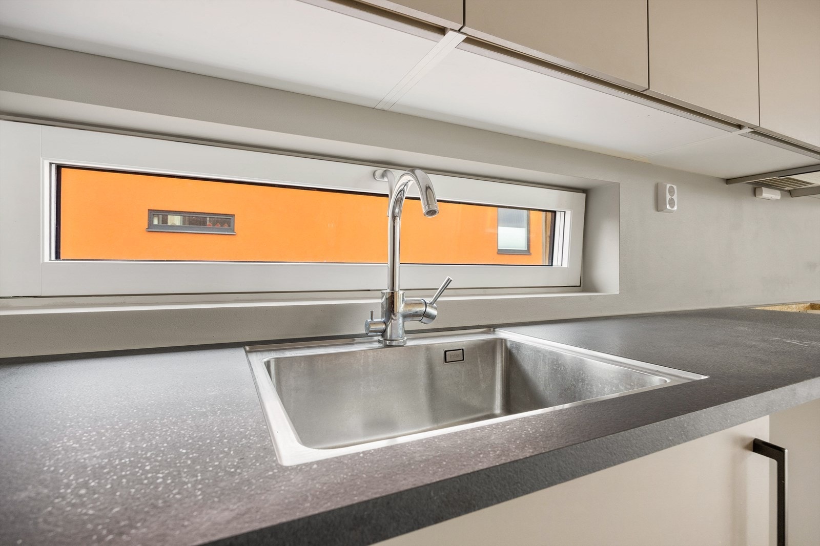 Kjøkkenet består av laminat benkeplate og nedfelt oppvaskkum, integrert platetopp, stekeovn, oppvaskmaskin, komfyrvakt og kjøl-/fryseskap. Galleribilde