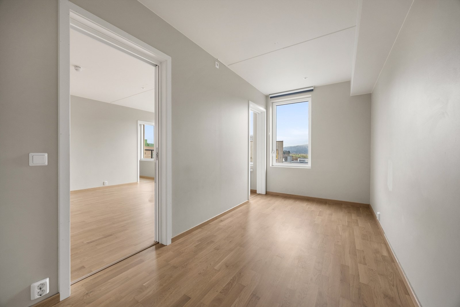 Soverom 1 har god plass til stor dobbeltseng, med funksjonelle dobbeldører som gjør rommet svært arealeffektivt. Galleribilde