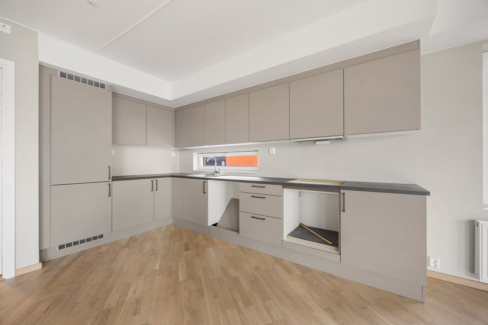 Åpen stue- og kjøkken løsning gir leiligheten en romslig atmosfære. Galleribilde