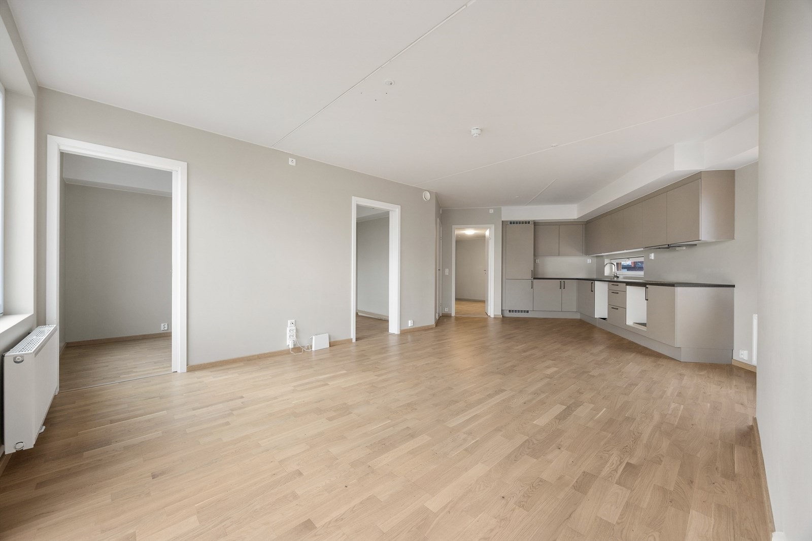 Her har du god plass til å innrede med både sofa gruppe, stuebord, TV-møblement og spisegruppe. Galleribilde