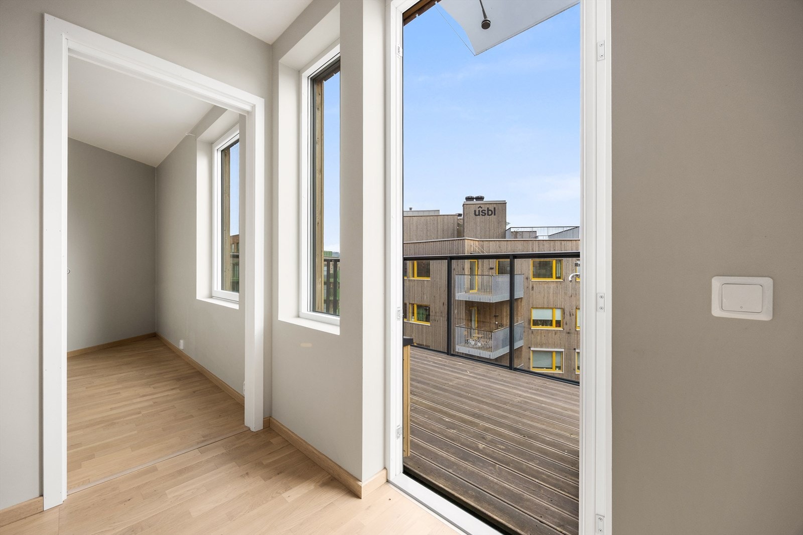 Fra stuen er det direkte utgang til stor balkong. Galleribilde