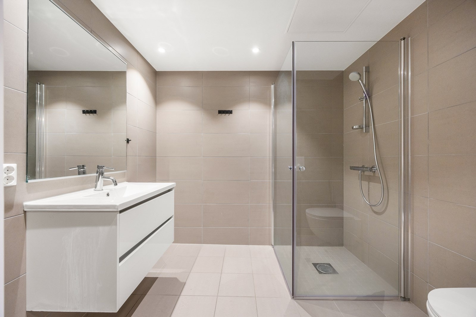 Flott flislagt bad fra 2024 med varmekabler i gulv. Galleribilde