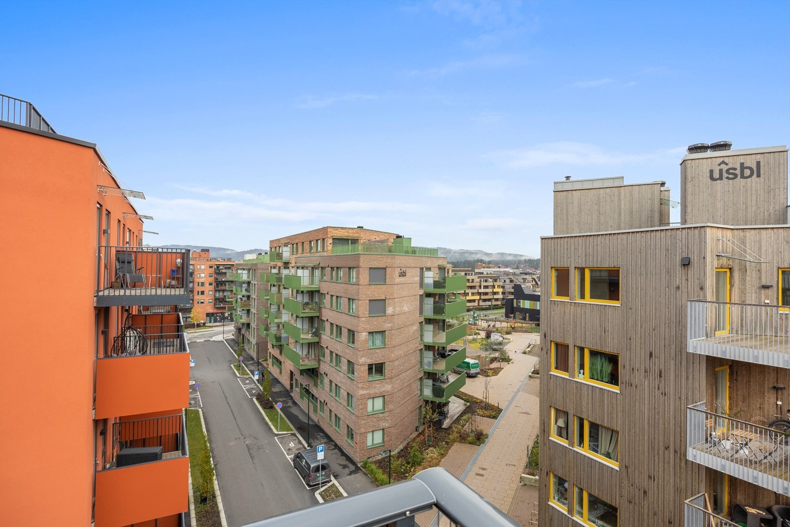 Leiligheten befinner seg i 6. etasje, noe som bidrar til svært lite innsyn. Galleribilde