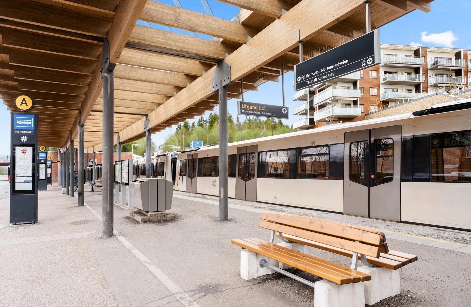 Det er gangavstand til offentlig kommunikasjon med buss, T-bane og flybuss på Mortensrud. Galleribilde