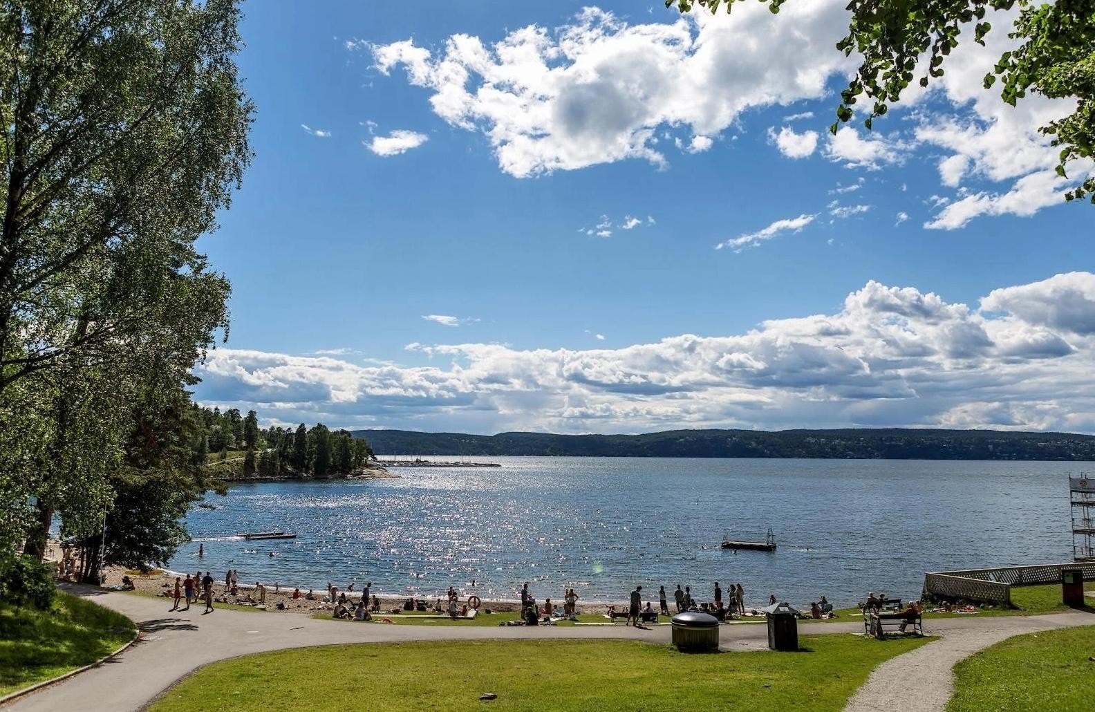 Hvervenbukta er en meget populær badeplass en hyggelig spasertur unna. Den HC-vennlige turveien rundt Fiskevollen er mye brukt hele året, og kafeen Anne på landet er en tur verdt i seg selv. Galleribilde