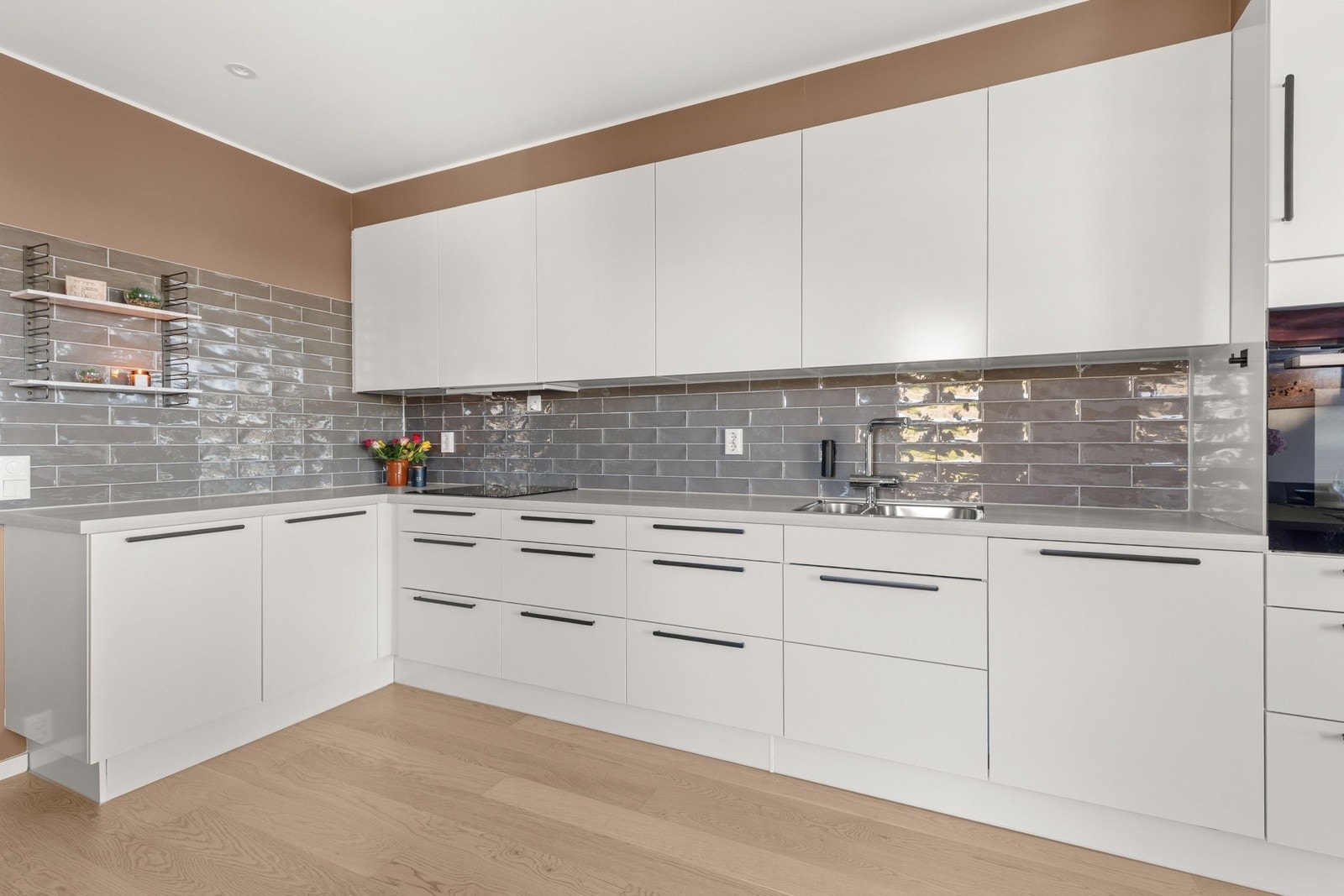 Kjøkkenet har integrerte hvitevarer bestående av stekeovn, platetopp, kjøleskap og oppvaskmaskin. Galleribilde