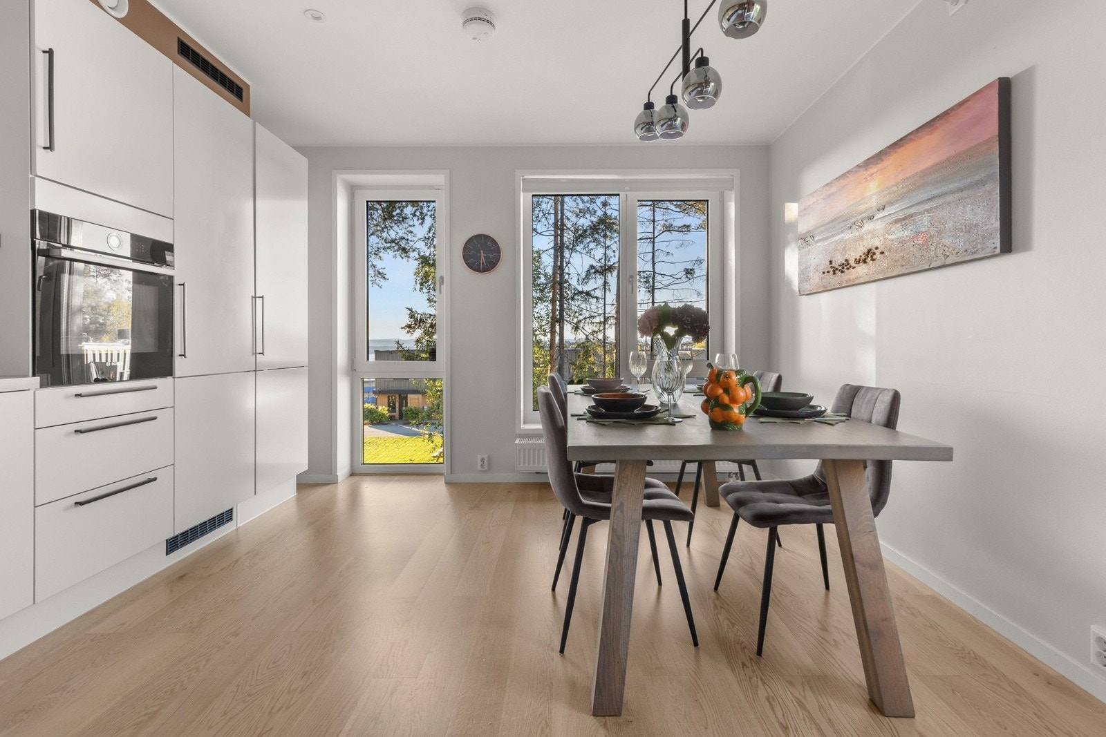 Kjøkkenet er åpent mot en romslig spisestue med god plass til spisebord. Galleribilde