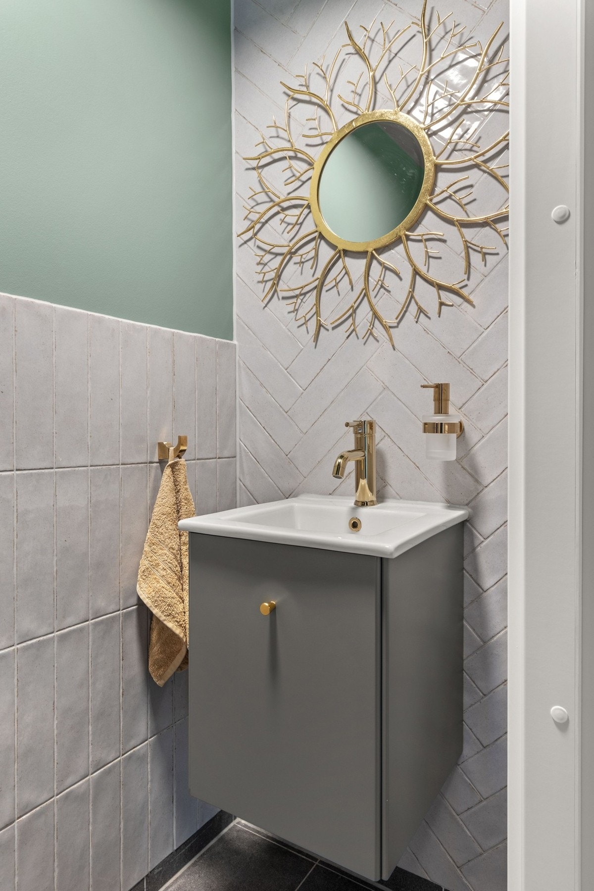 Toalettrommet er utført med fliser på gulv og deler av veggene, samt sparklede og malte plater på øvrige veggflater. Galleribilde