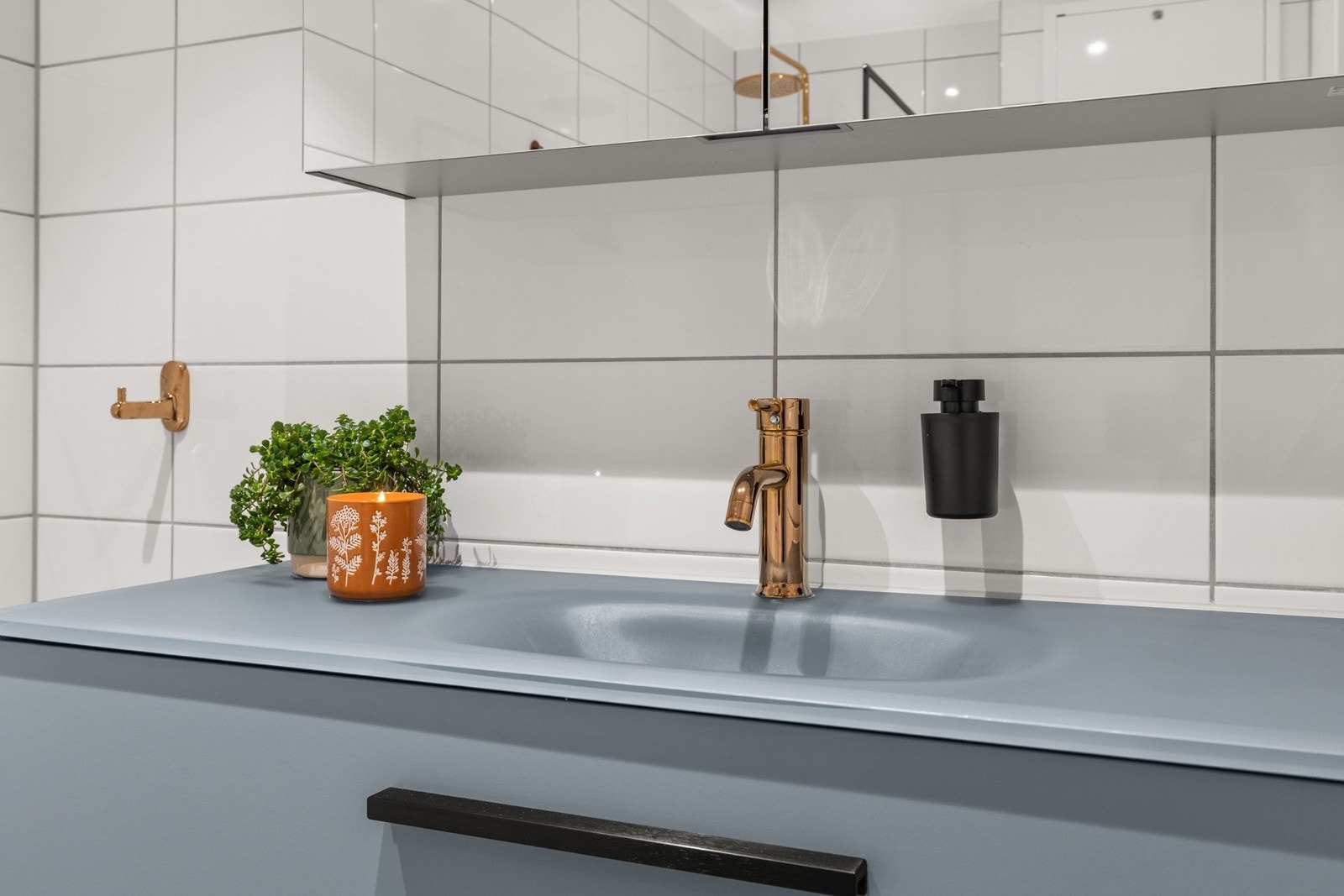 Rommet har flislagte overflater på gulv og vegger, plastsluk med synlig membran klemt i klemring og mekanisk ventilasjon. Galleribilde