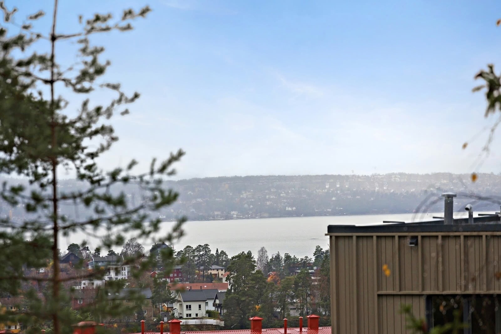 Balkongen gir en fin forlengelse av rommet og en luftig atmosfære. Galleribilde