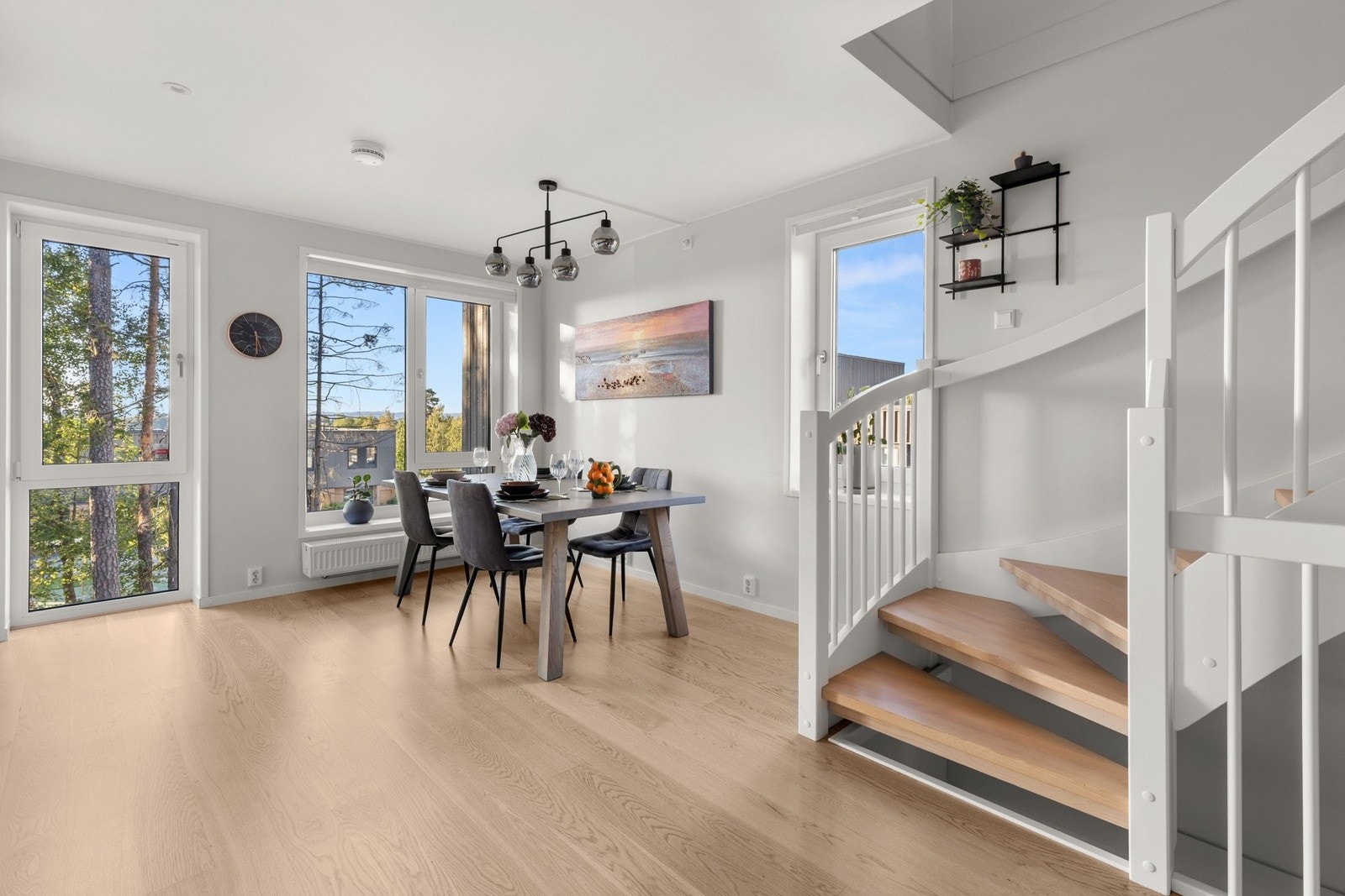 Store vindusflater gir rikelig med dagslys og bidrar til en lys og luftig atmosfære. Galleribilde