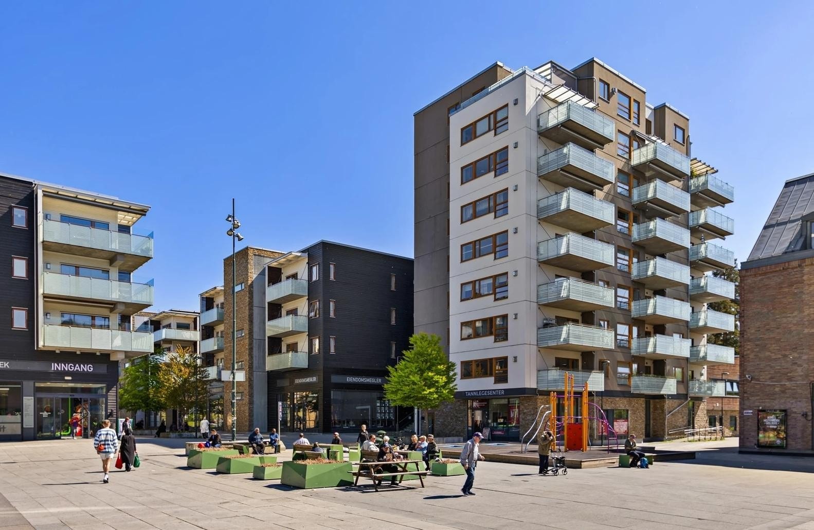 Bredt utvalg av butikker og servicetilbud på Senter Syn & Mortensrud Torg. Galleribilde