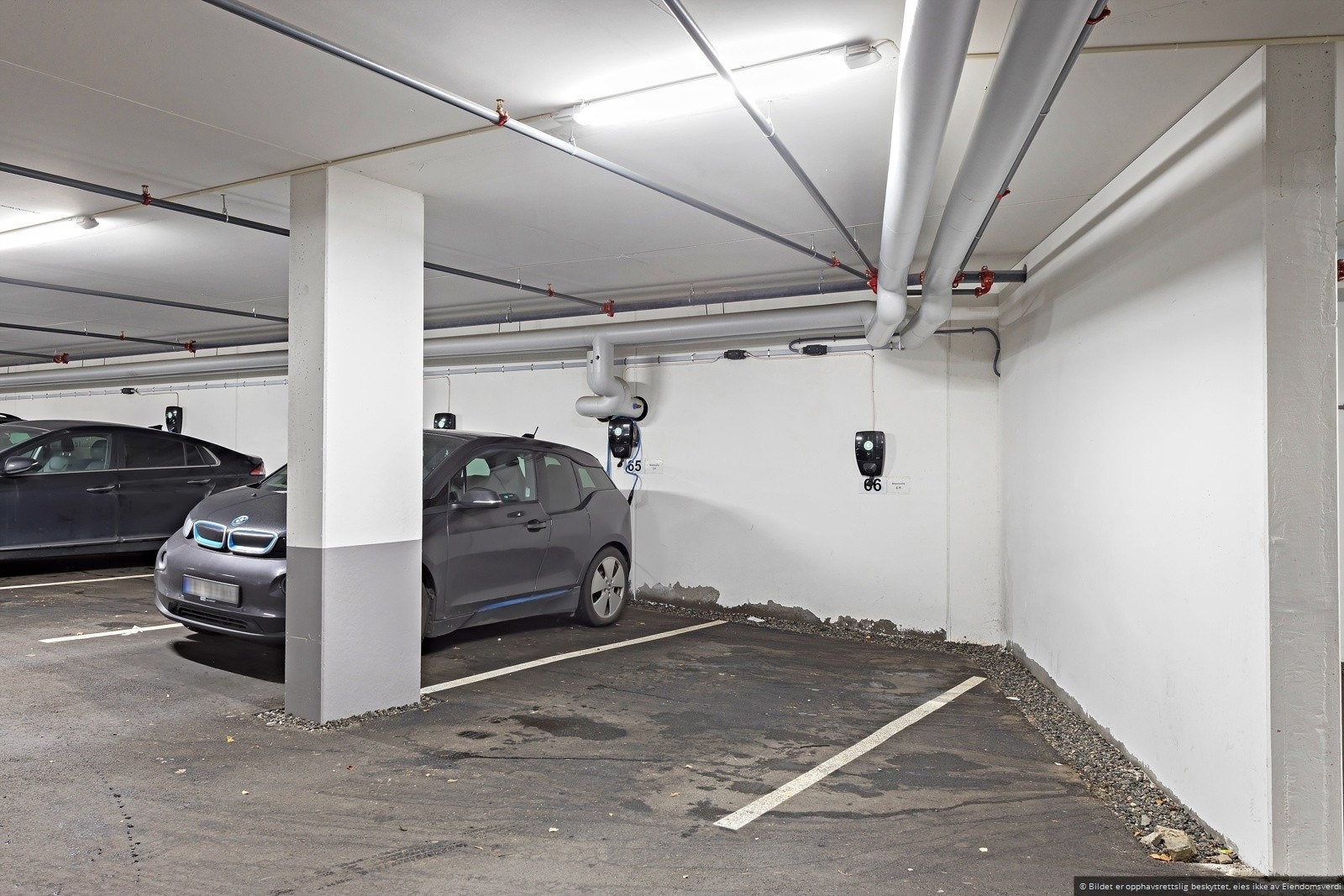 Garasjeplass (nr. 66) med elbil-lader. Galleribilde