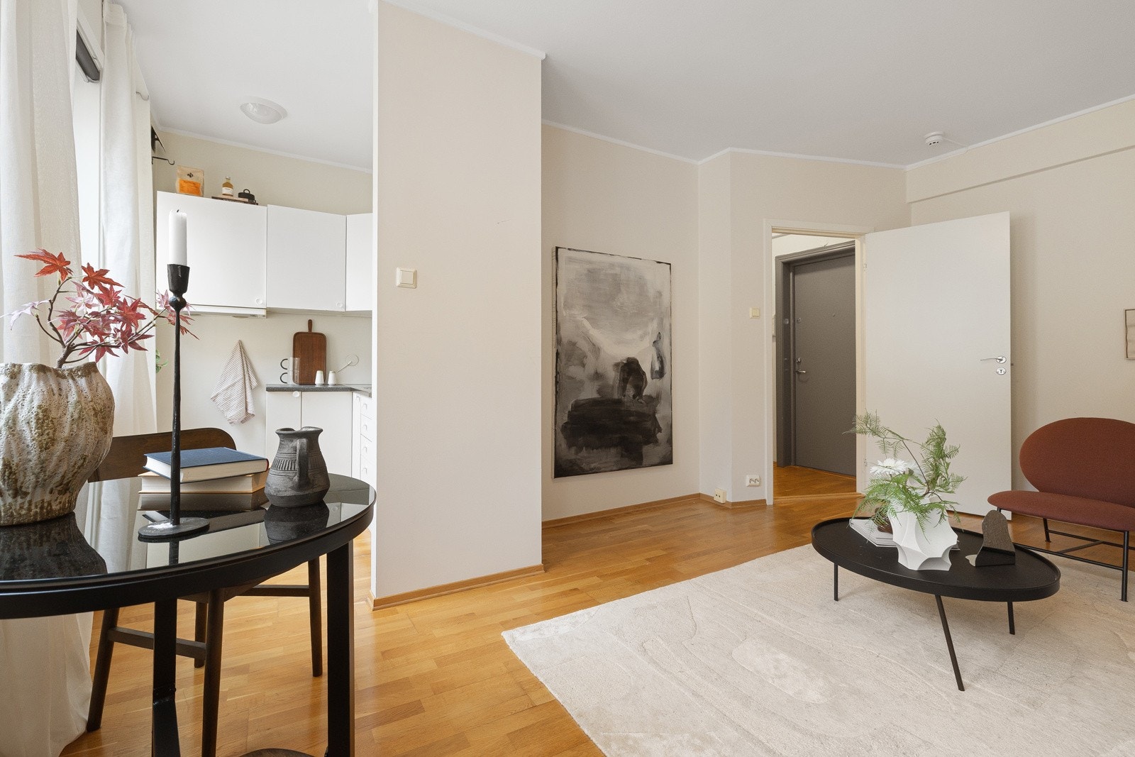 Stuen har plass til sofagruppe med tilhørende møblement og spisebord Galleribilde