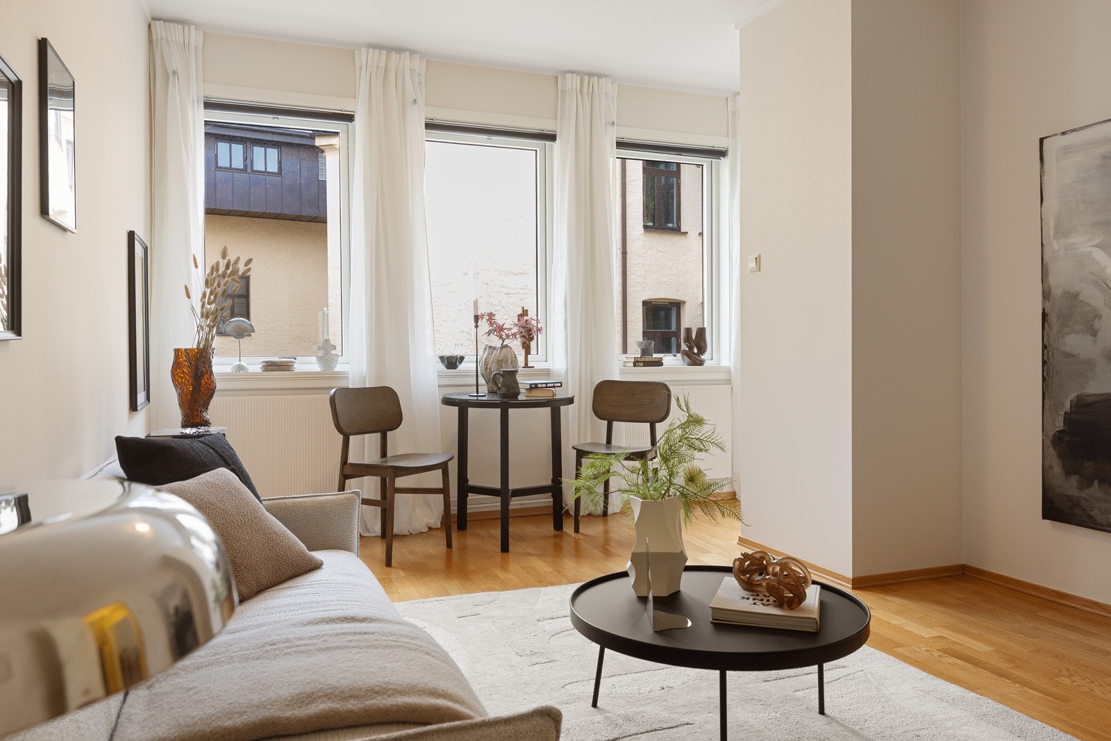 Romslig stue/soverom i åpen løsning med kjøkkenet som skaper et sosialt og arealeffektivt oppholdsrom Galleribilde