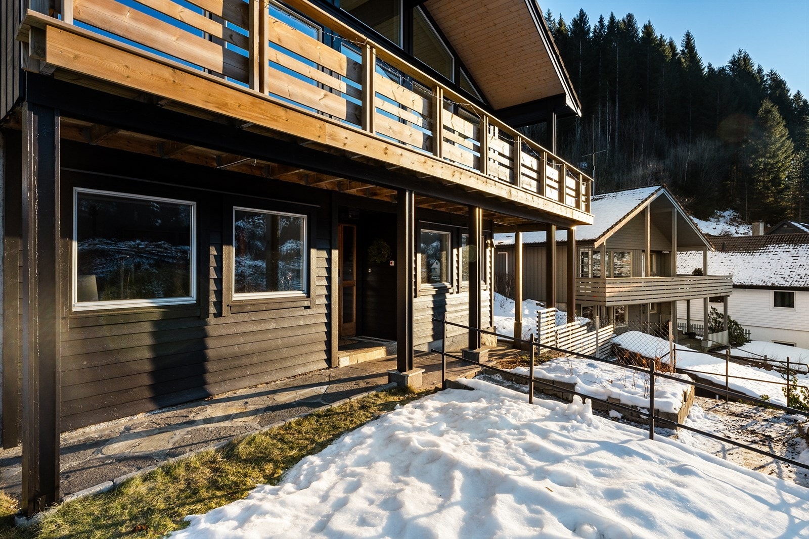 Hagen byr på flere uteområder med plen. Galleribilde