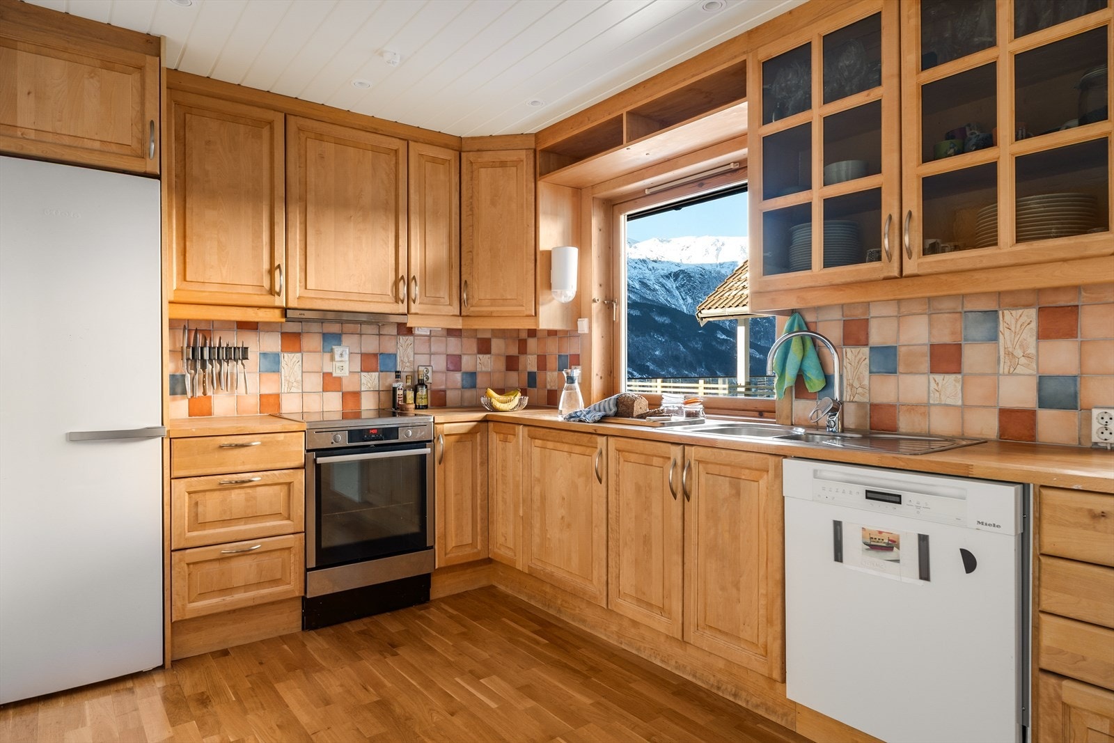 Kjøkkeninnredning med profilerte fronter og benkeplate av heltre. Galleribilde