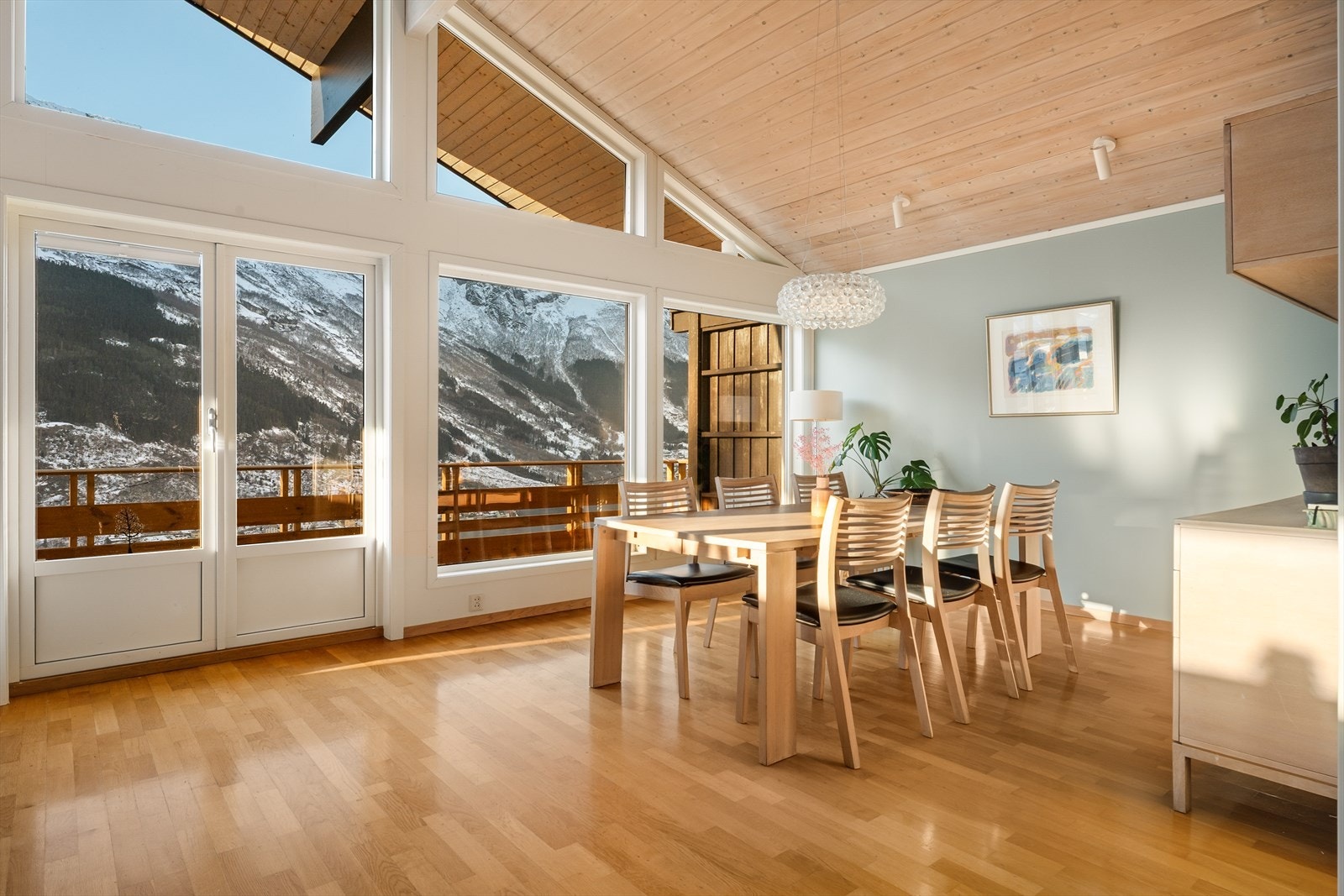 Store vinduer som sikrer godt med lysinnslipp. Galleribilde