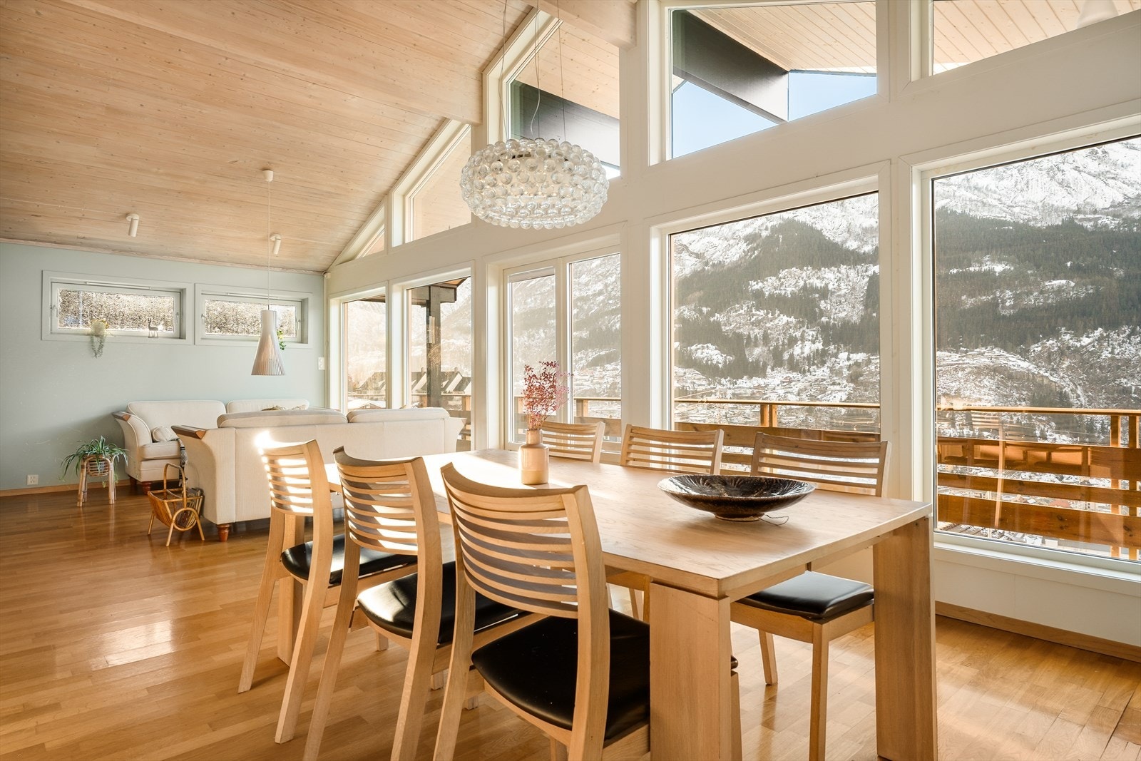 God plass til spisegruppe. Galleribilde