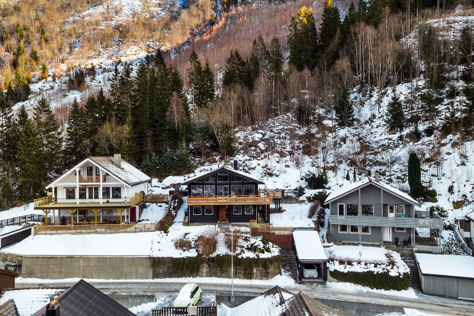 Eiendommen ligger fint til i et meget rolig, etablert og barnevennlig nabolag. Galleribilde