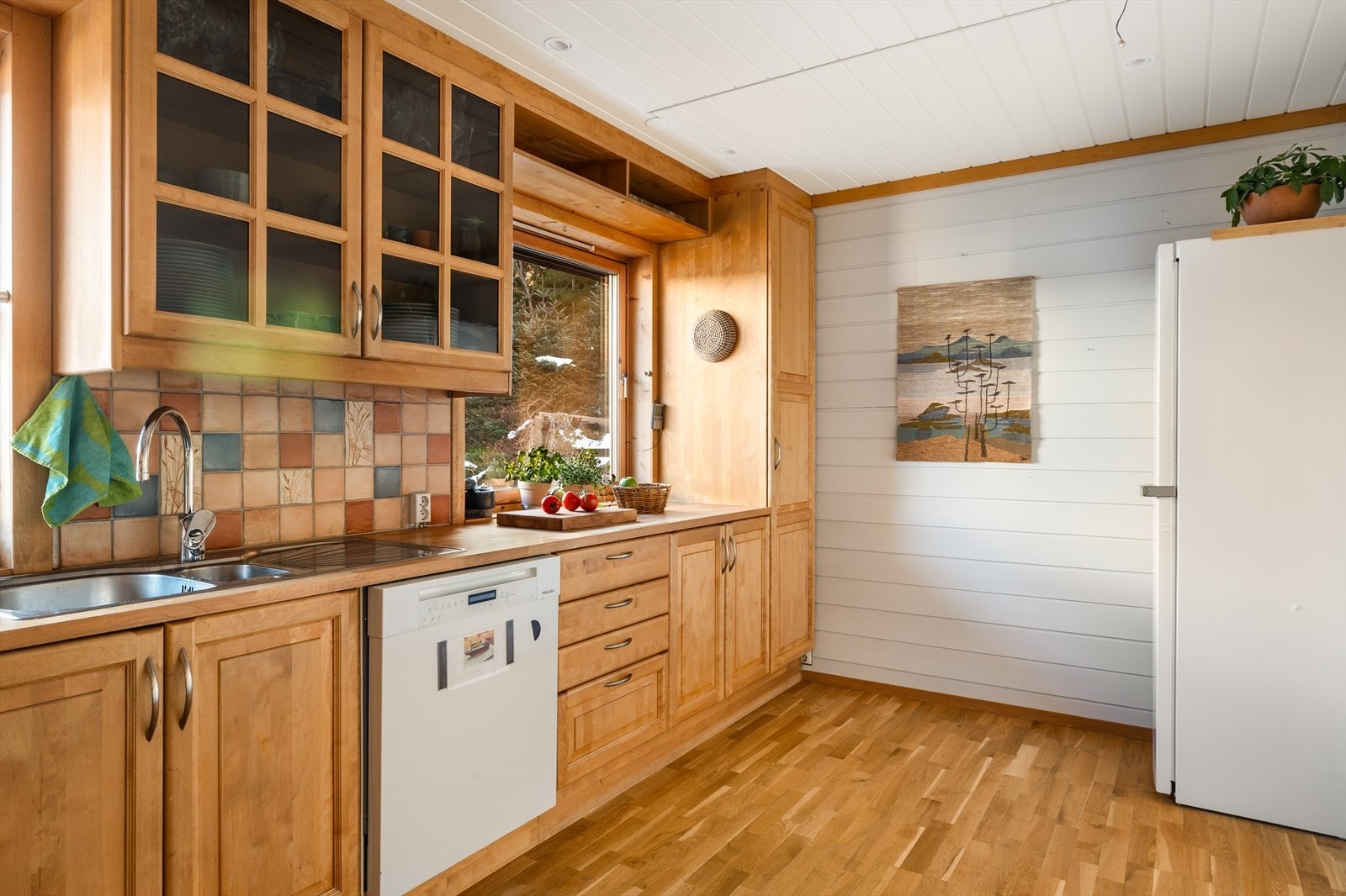 Praktisk kjøkken av god størrelse med mye skap- og benkeplass. Galleribilde