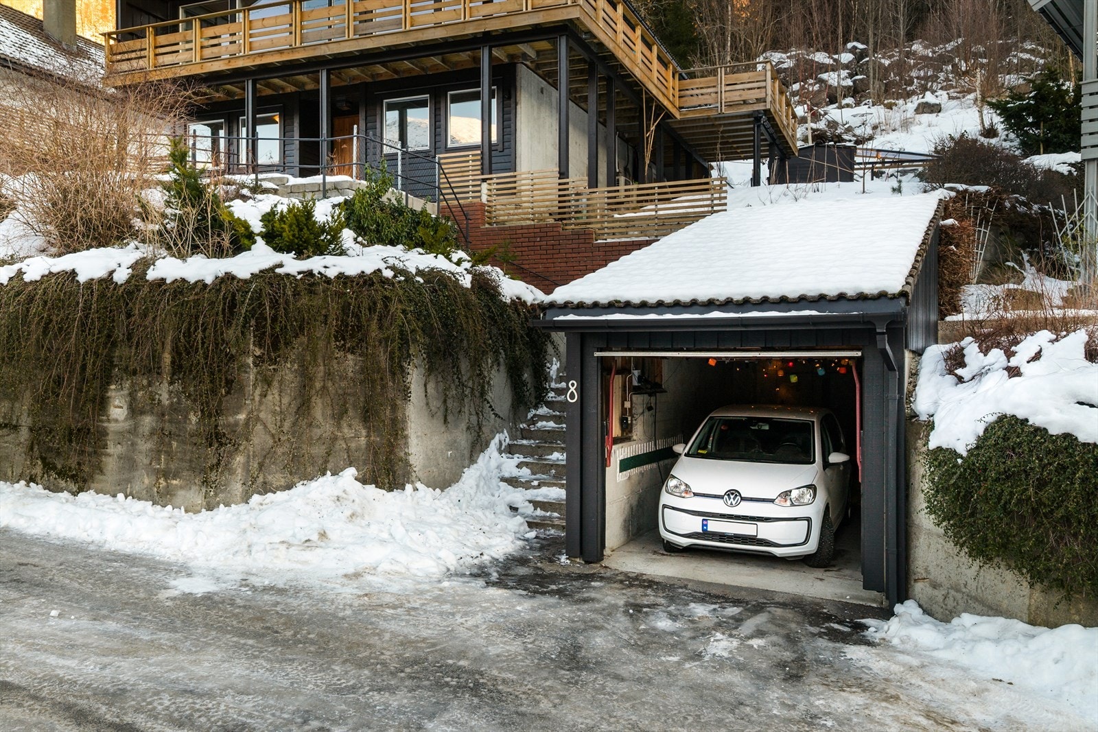 Tilhørende boligen har man egen garasje med elbil-lader. Galleribilde