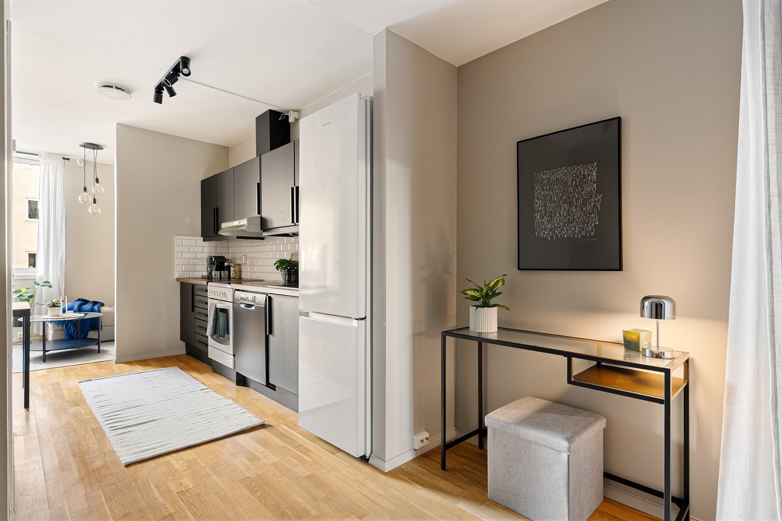 Leiligheten holder en moderne standard, med tidløst design og moderne fargevalg. Galleribilde