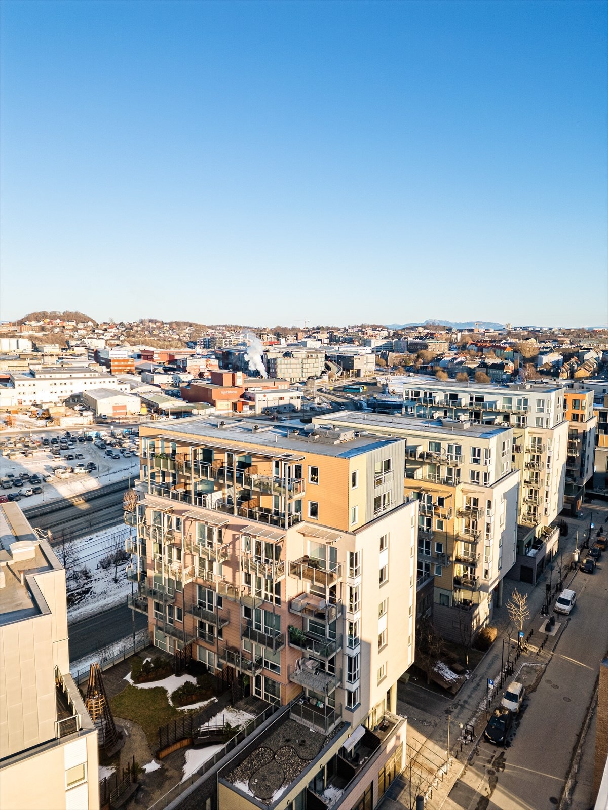 Leiligheten ligger i byggets 2. etasje og inneholder Entrè, kjøkken, stue, 1 soverom og bad samt. bod i kjelleretasjen. Galleribilde