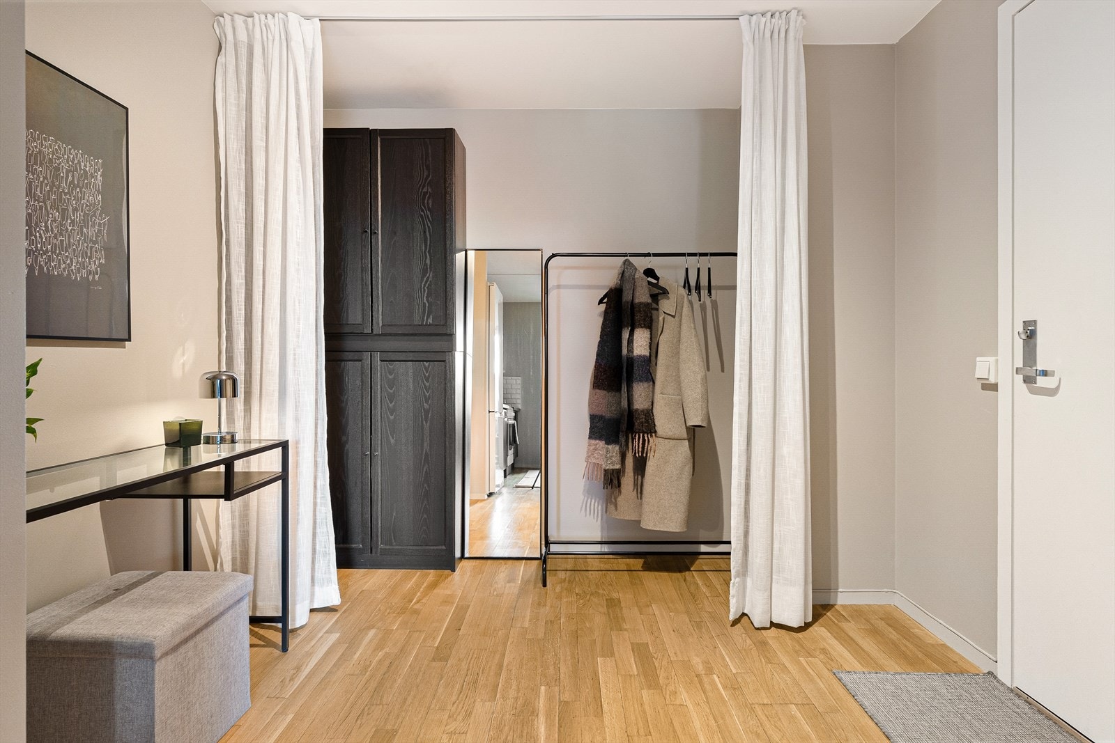 Et moderne inntrykket møter deg ved døra og følger deg uavbrutt gjennom leiligheten. Galleribilde