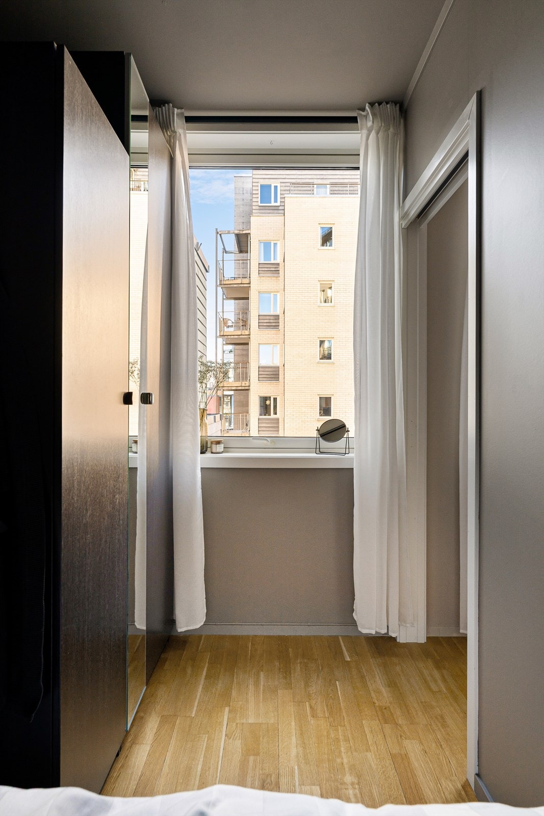 Avbildet garderobeløsning medfølger leiligheten. Galleribilde