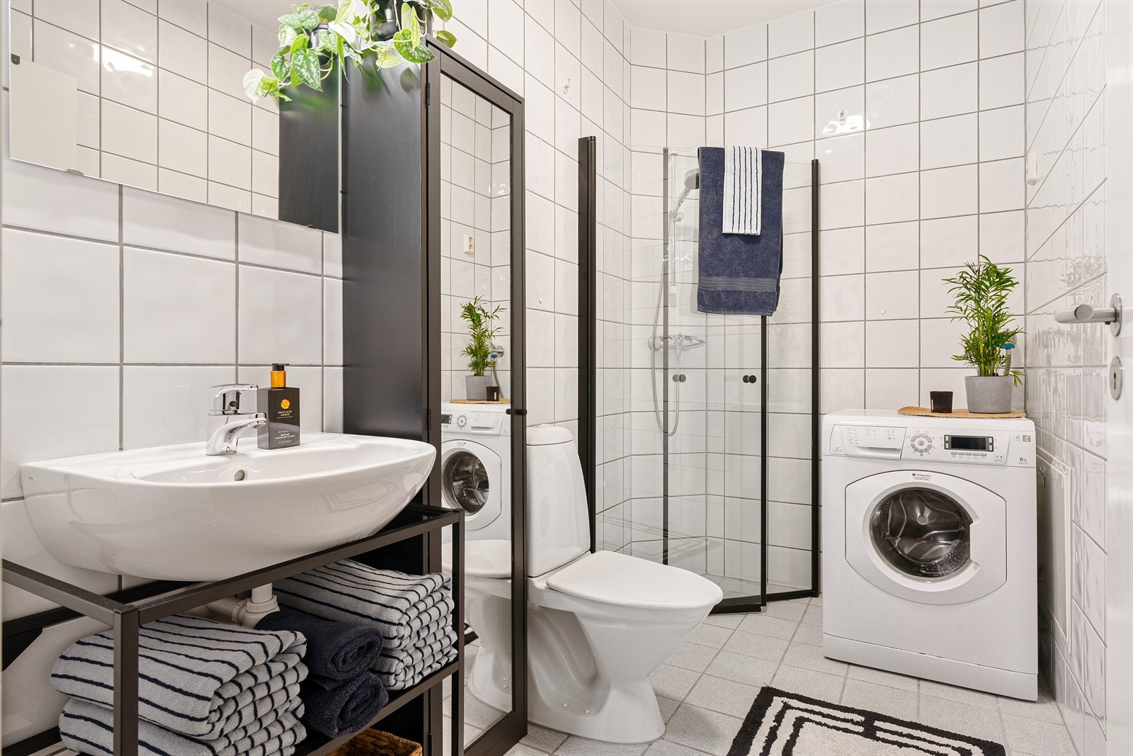 Pent flislagt bad på 4,2 m² med opplegg til vaskemaskin og praktiske innfellbare dusjdører. Galleribilde