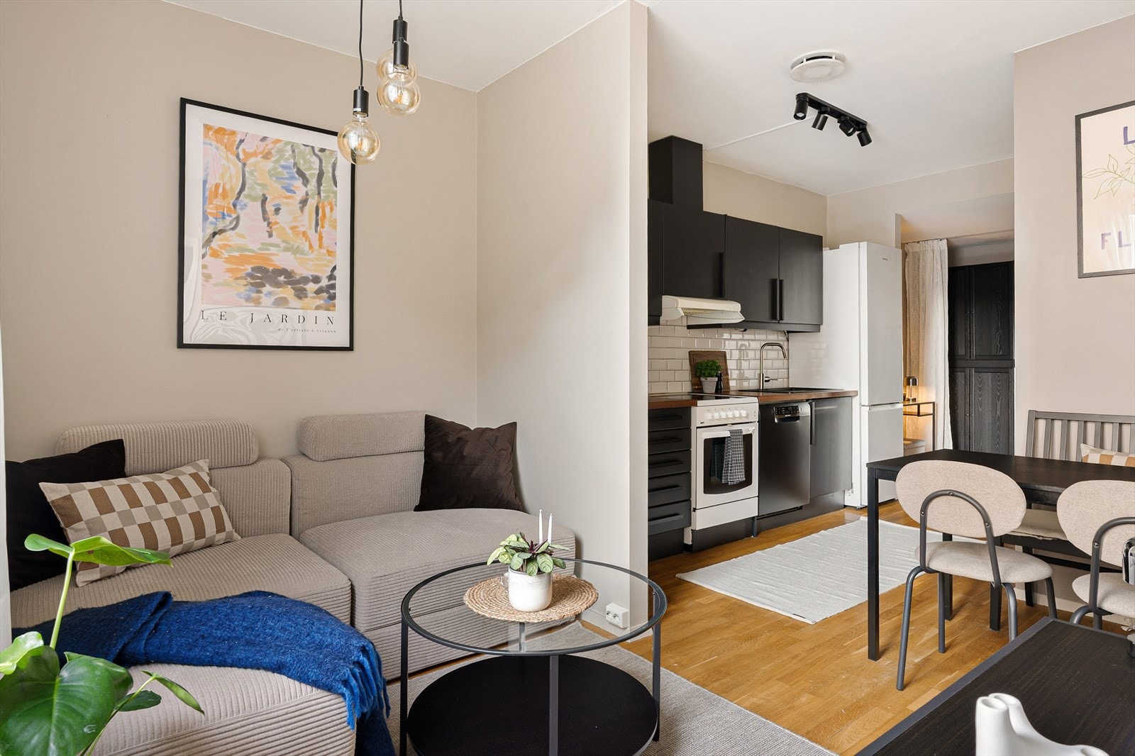 Parkett er gjennomgående for alle oppholdsrom. Moderne fargevalg i alle rom med listefrie overganger mellom vegg/himling. Galleribilde