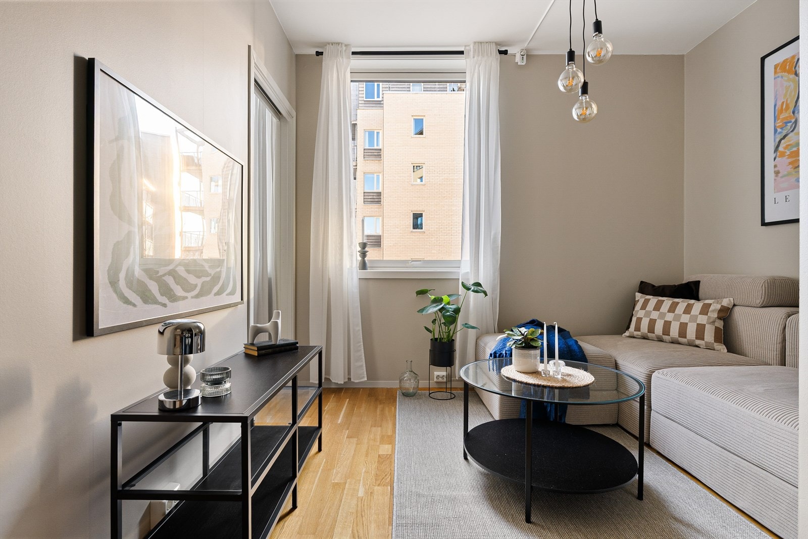 Oppholdssonen holder en gjennomgående pen og tidsriktig standard med parkett på gulv og slette vegger med listefrie overganger. Galleribilde