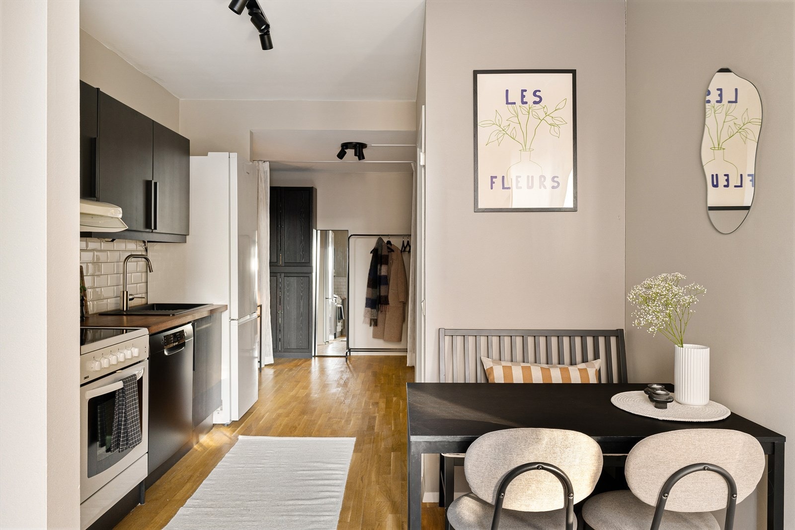 Ved kjøkkenet har man plass til en hyggelig spisesone. Planløsningen er kvadratsmart med gode møbleringsmuligheter. Galleribilde