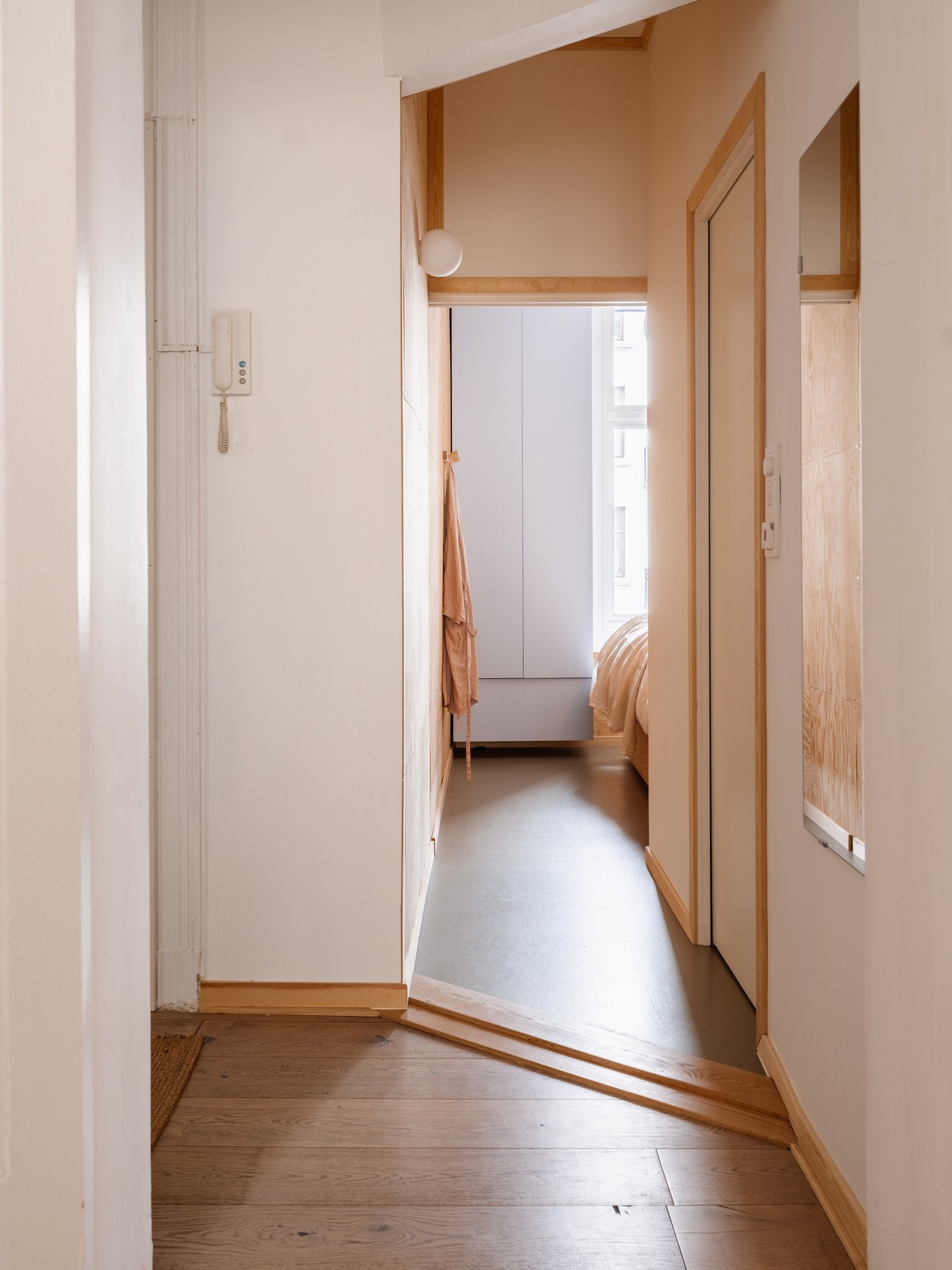 Gulvoverflater i alle rom bortsett fra stue og kjøkken består av 1-stav parkett og linoleumfliser. Galleribilde