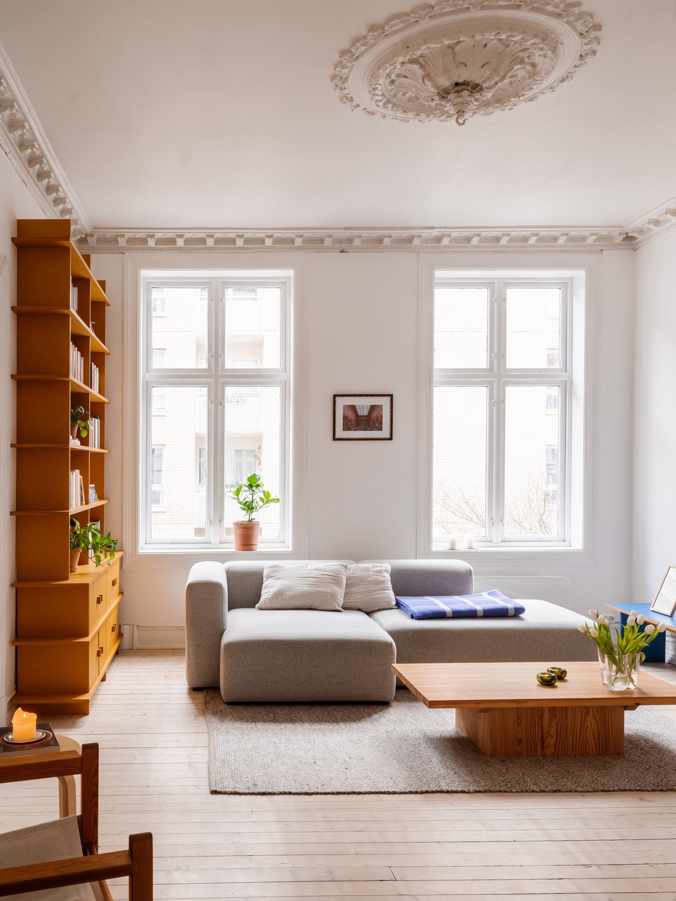 Stuen har klassiske, store vinduer og rosett og stukkatur i taket. Galleribilde