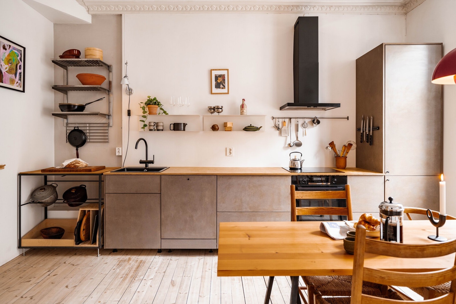 Særegen kjøkkeninnredning fra 2018. Designerlamper fra Artemide og & tradition. Galleribilde