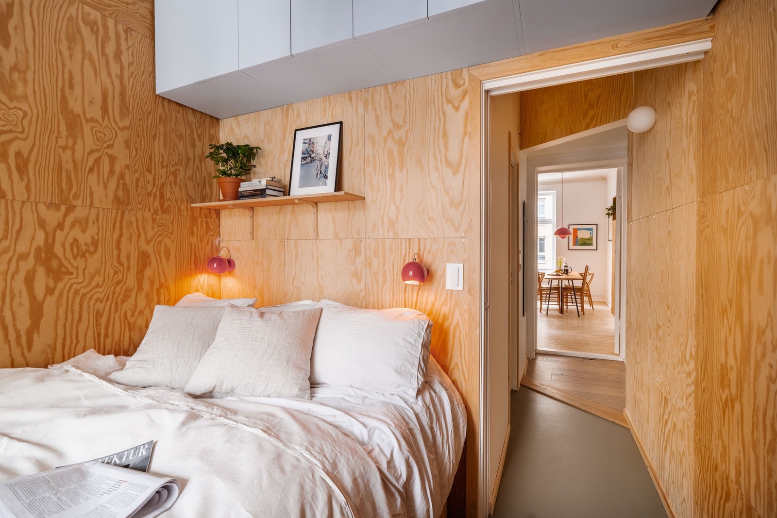 Det er særegen kryssfiner på enkelte vegger i boligen. Galleribilde