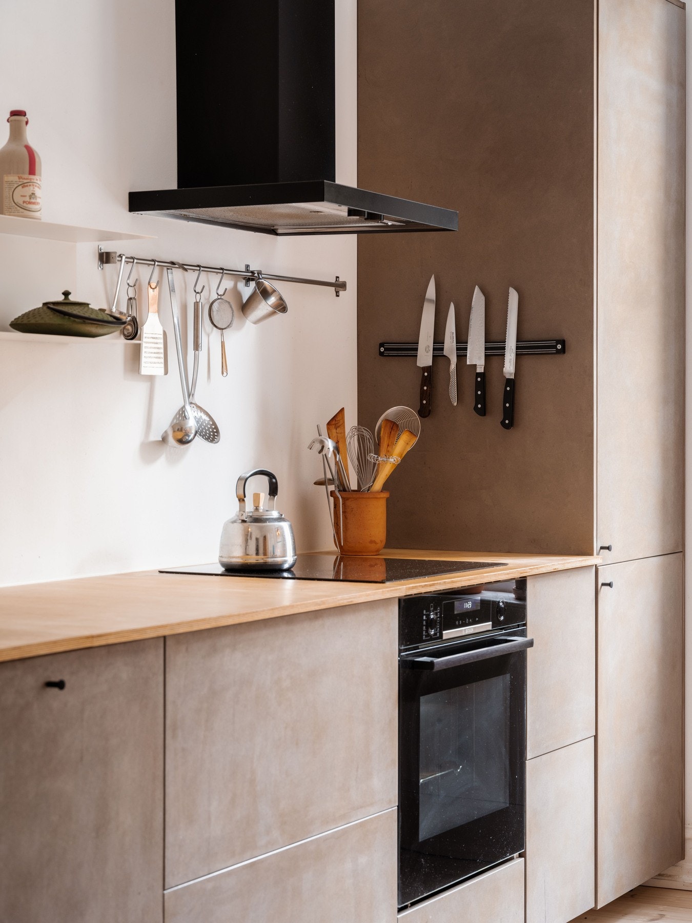 Integrerte hvitevarer medfølger: stekeovn, nedfelt Induksjonstopp, oppvaskmaskin, kjøl og frys. Galleribilde