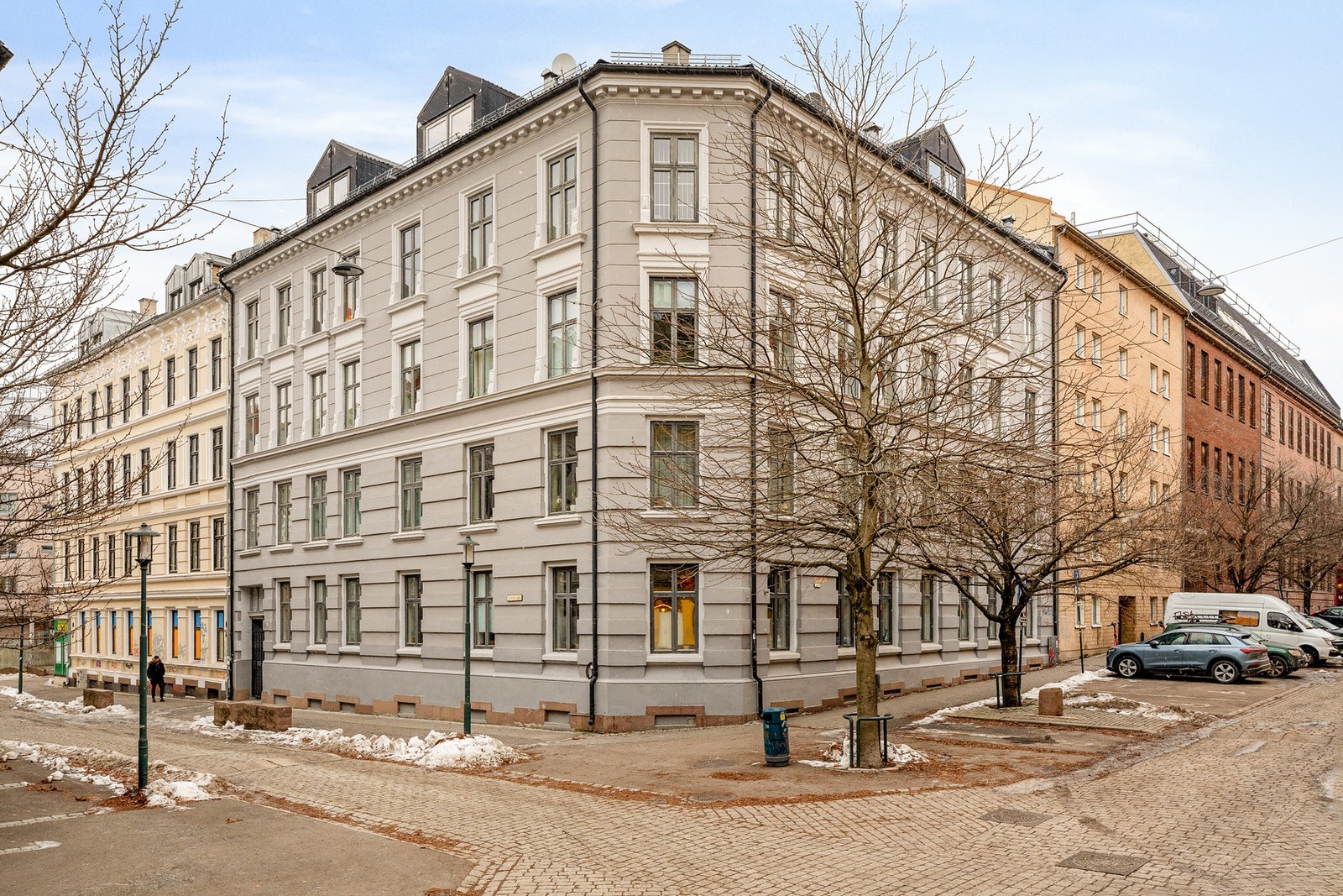 Fasade. Seksjonen disponerer pt stor kjellerbod + loftsbod. Galleribilde