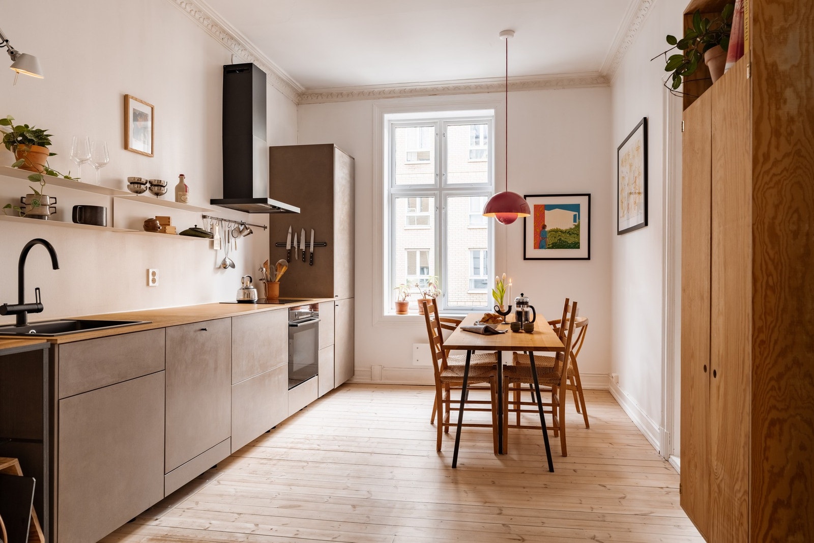 Det er muligheter for å etablere et ekstra soverom der kjøkkenet er i dag. Kjøper bærer risiko for eventuelle søknadspliktige endringer. Galleribilde